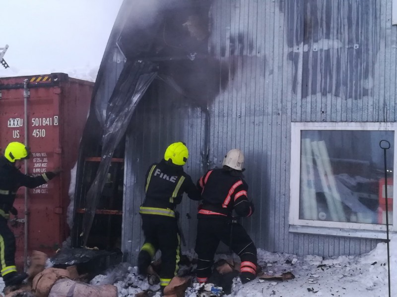На Сысольском шоссе в Сыктывкаре горел склад строительных материалов 
