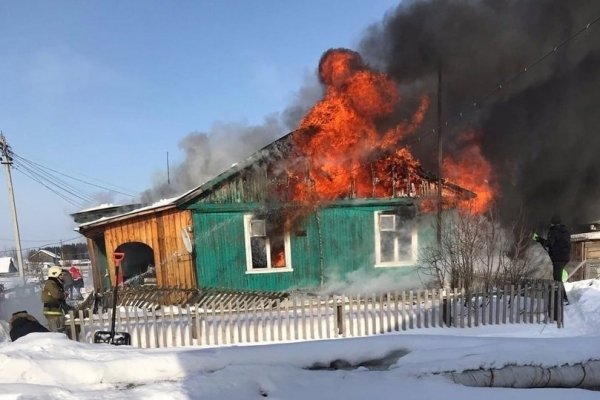Для трех семей из сгоревшего дома в усинском селе Колва организован сбор средств