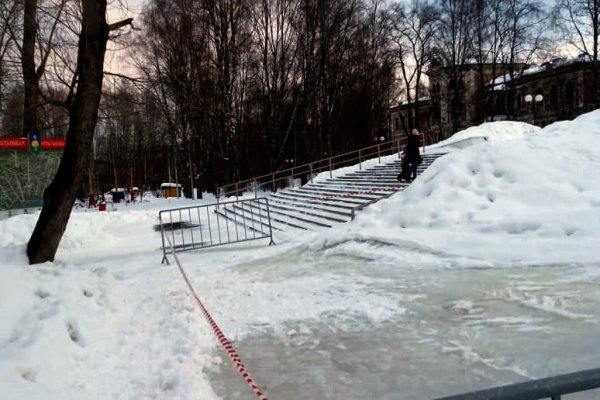 В Кировском парке Сыктывкара грунтовые воды создали опасный гололед