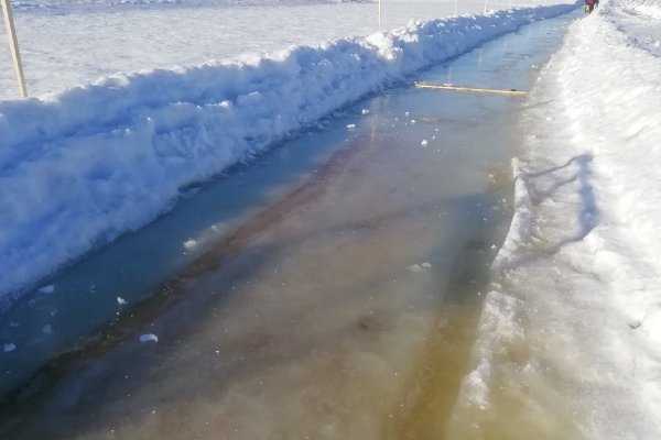 Жители заречных поселков Сыктывкара добираются домой по колено в воде