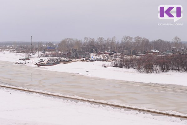 Сыктывкарец рисковал жизнью, выйдя на лед у Кировского парка