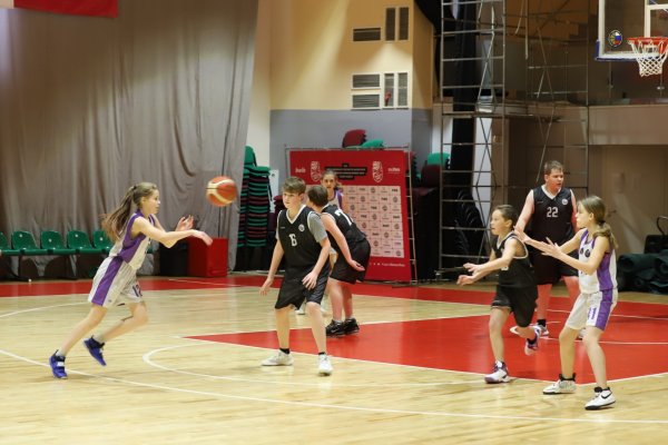 Ассист, лей-ап и краска: в Сыктывкаре юные баскетболисты совместили спорт, культуру и науку