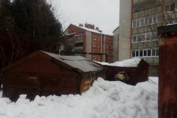 Жители Сыктывкара требуют убрать самовольно установленные гаражи под окнами своих домов