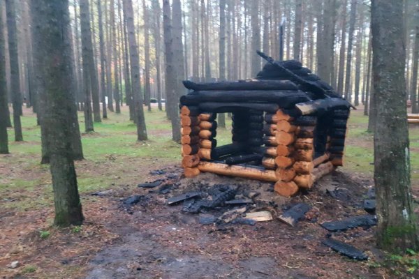 Двое ухтинцев предстанут перед судом за поджог декоративной избушки в детском парке