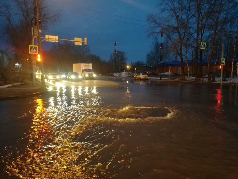 В Сыктывкаре на оживленном перекрестке произошла утечка воды