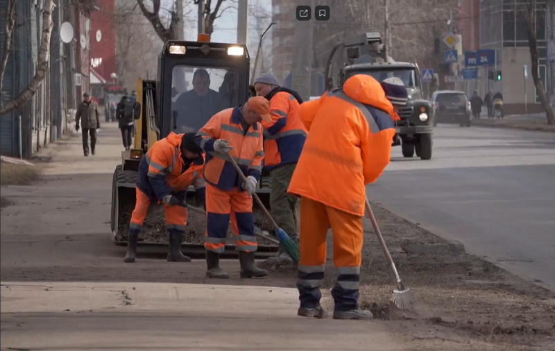 Улицы Сыктывкара очищают от сезонного мусора