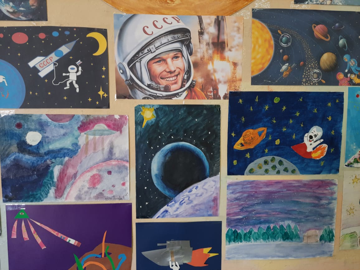 Сценарий посвященный дню космонавтики. Космос рисунок. Рисунок ко Дню космонавтики. 12 Апреля день космонавтики. Выставка детских рисунков космос.