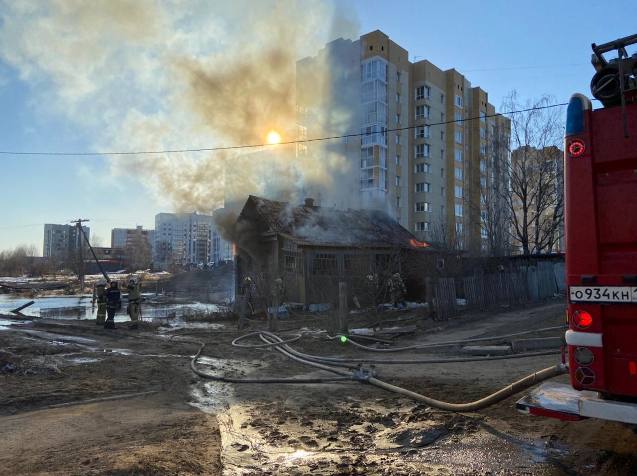 В сыктывкарском микрорайоне Давпон сгорел деревянный дом | Комиинформ