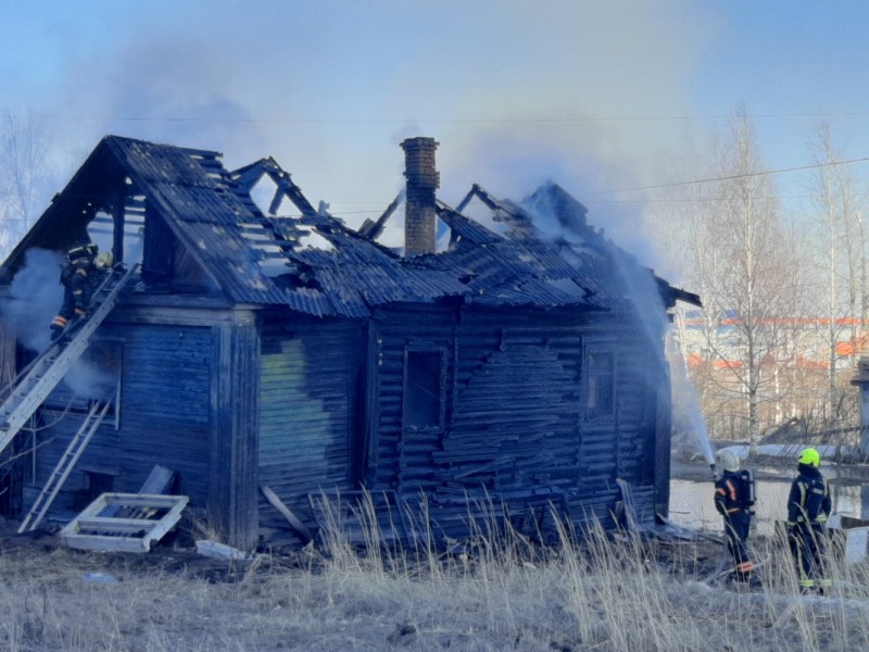 В сыктывкарском микрорайоне Давпон сгорел деревянный дом