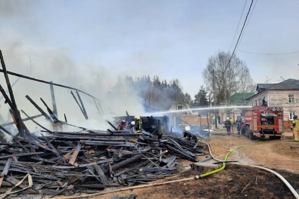 В сыктывкарском поселке Краснозатонский тушат крупный пожар