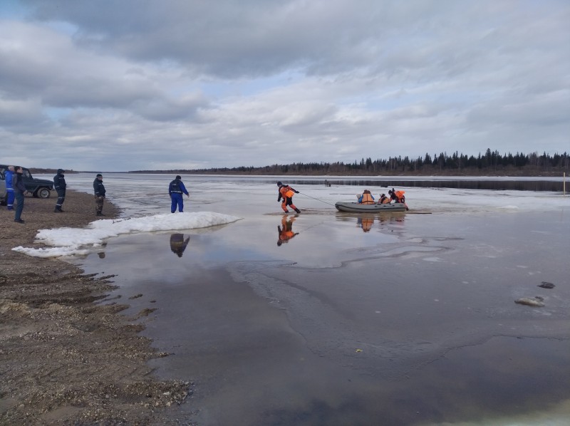 Рискуя провалиться под лед, спасатели Коми эвакуировали трех больных детей из Шерляги

