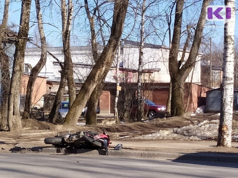 В Усть-Куломском районе скутер с водителем без прав опрокинулся на проезжей части