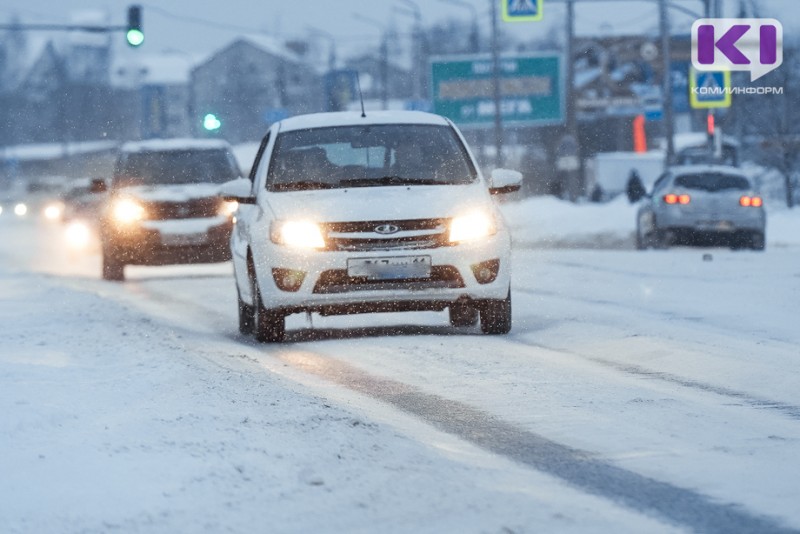 В Сыктывкаре водитель на Opel Mokka врезался в снежный вал и засудил дорожников