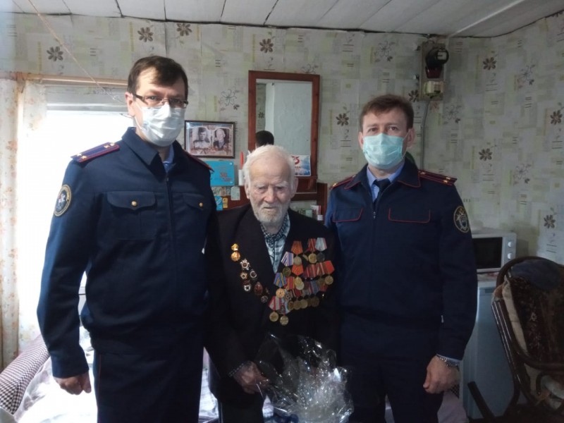 Следователи из Сосногорска в преддверии Дня Победы поздравили участника Великой Отечественной войны