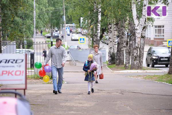 Выплаты по 10 тыс. рублей семьям со школьниками должны провести до 17 августа
