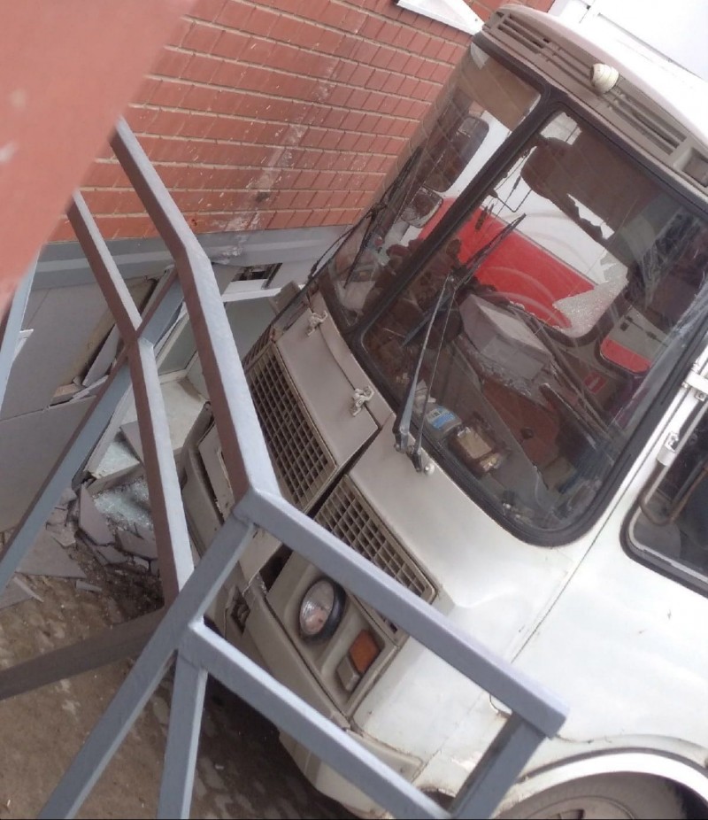 В Сыктывкаре автобус съехал с дороги и врезался в здание

