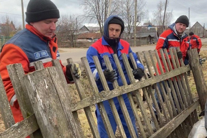 Энергетики "Россети Северо-Запад" установили новый забор для труженика тыла из села Визинга Республики Коми