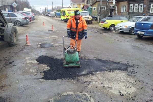 В Сыктывкаре продолжается ямочный ремонт дорог