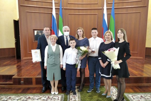 Владимир Уйба наградил семью из Усть-Вымского района
