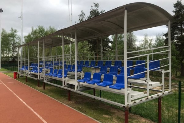На новом стадионе в сыктывкарском поселке Верхняя Максаковка устанавливают трибуны 