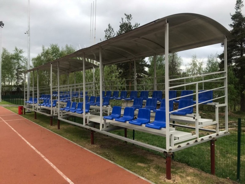 На новом стадионе в сыктывкарском поселке Верхняя Максаковка устанавливают трибуны 