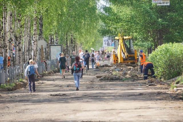 В Сыктывкаре на улице Коммунистическая ремонтируют тротуар
