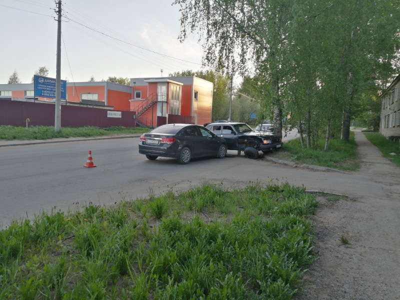 В Сыктывкаре в результате столкновения авто пострадала 13-летняя пассажирка "Волги"