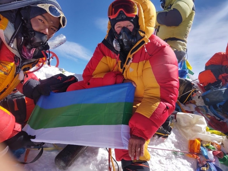 Спасатель из Коми поднял флаг республики на Эвересте 