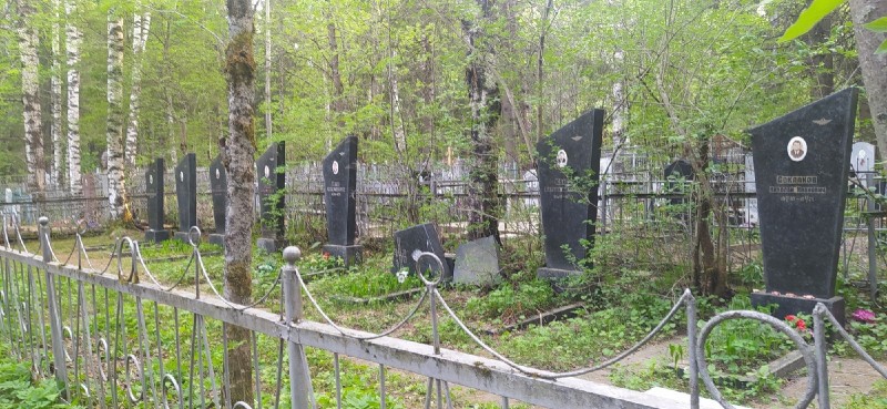 В Сыктывкаре на Центральном кладбище обвалилось надгробие на захоронении 14 летчиков 