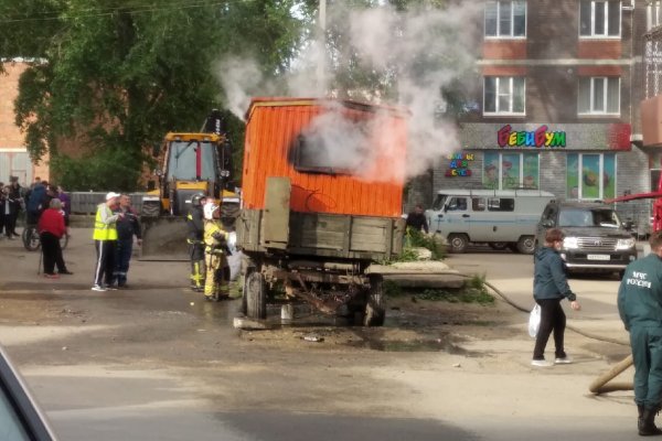 В Сыктывкаре дотла выгорела строительная бытовка