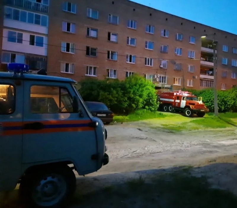 В сыктывкарском поселке Краснозатонский ликвидируют возгорание в многоквартирном доме