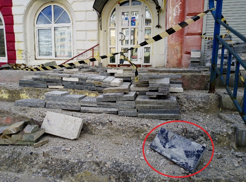 Мэрия Сыктывкара не нашла могильных плит на крыльце здания на Покровском 