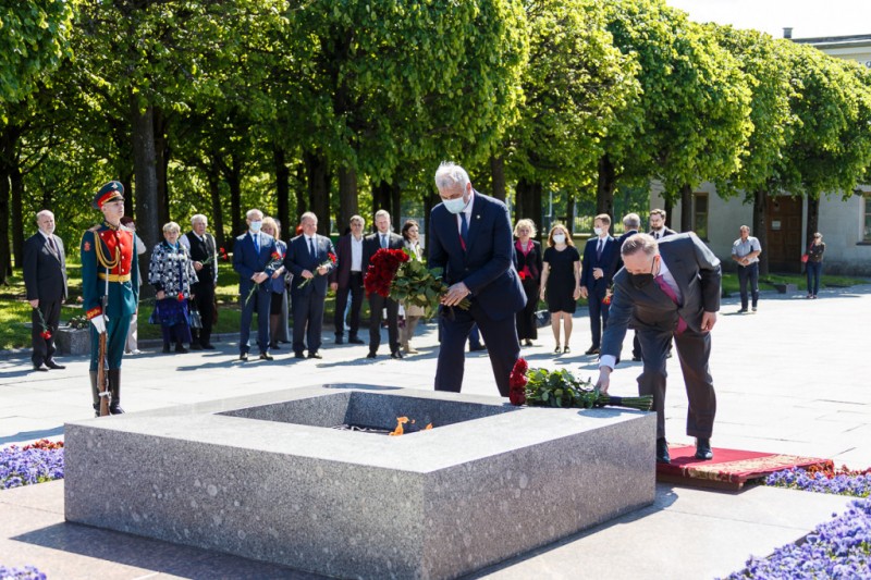 Губернаторы Коми и Санкт-Петербурга возложили цветы и венки на Пискарёвском кладбище