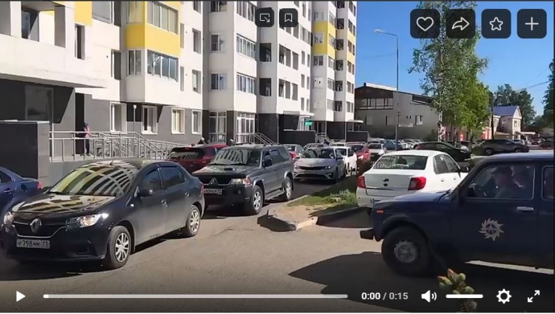 Сыктывкарские водители устроили "автобан" во дворе жилого дома