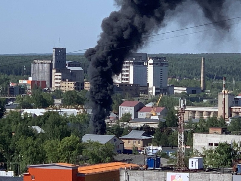 В Сыктывкаре выясняют причину крупного пожара на ул. Чкалова 