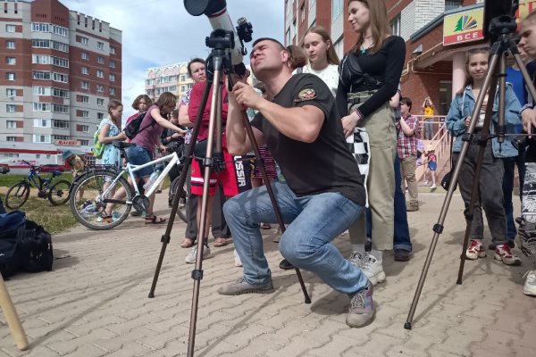 Зрителями солнечного затмения на Покровском бульваре в Сыктывкаре стали около 250 горожан 