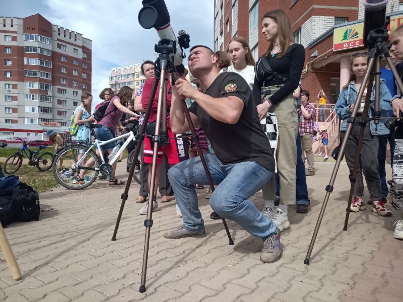 Зрителями солнечного затмения на Покровском бульваре в Сыктывкаре стали около 250 горожан 