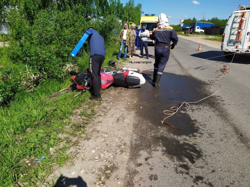 В Сыктывкаре при столкновении с велосипедистом мотоциклист улетел в канаву