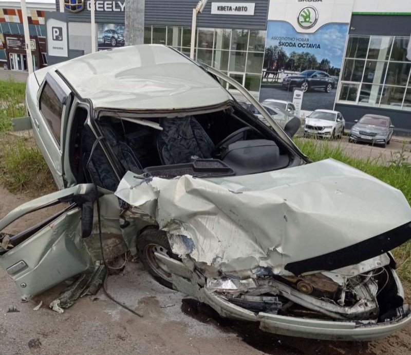 В Сыктывкаре при столкновении "десятки" и Mercedes серьезно пострадали два человека

