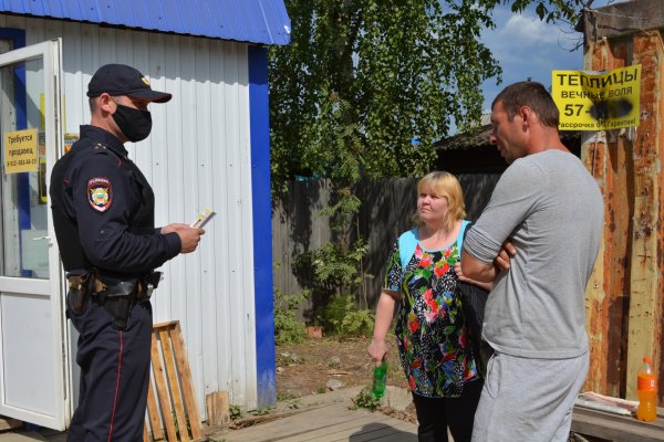 В Сыктывкаре полицейские пришли к дачникам с памятками о мошенниках 