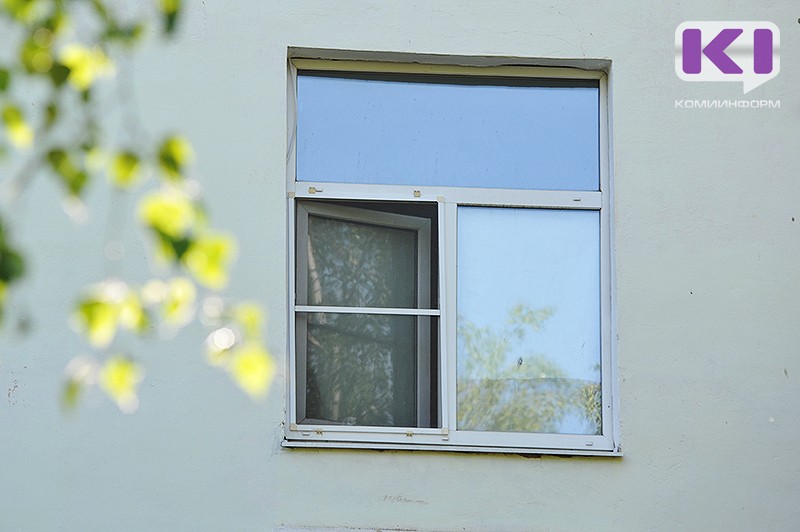В Воркуте при падении из окна погибла двухлетняя девочка 