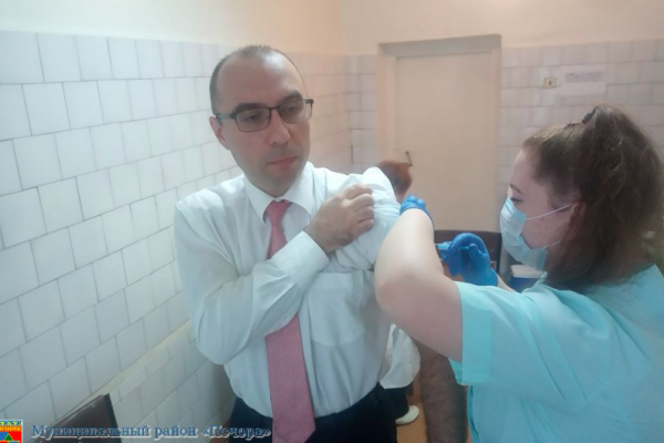 Мэр Печоры Валерий Серов сделал повторную прививку от коронавируса