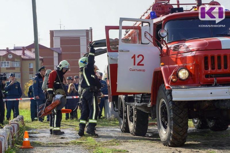 В Сыктывкаре на пожаре спасли 13 человек