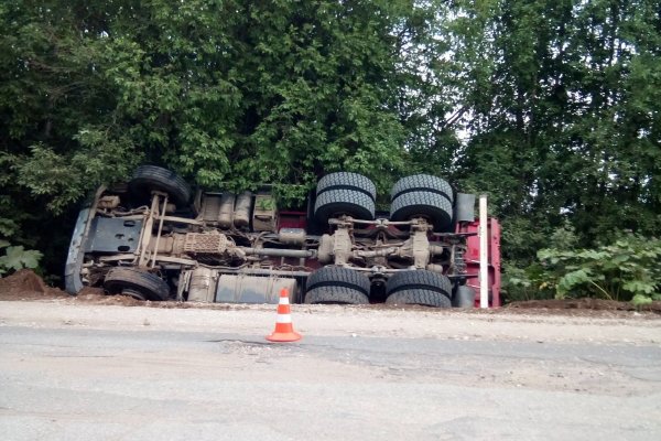 На разбитой дороге Зеленец - Парчег большегруз Scania 