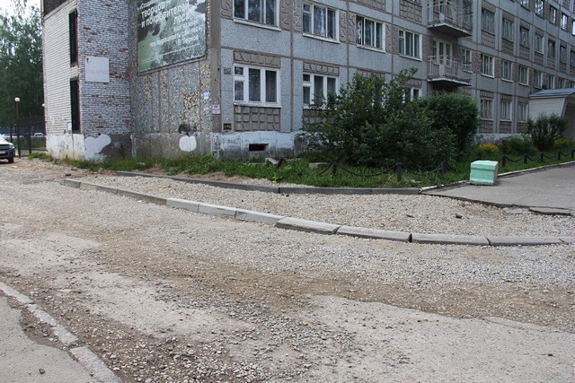 В Сыктывкаре продолжается борьба с раскопками на тротуарах и дорогах