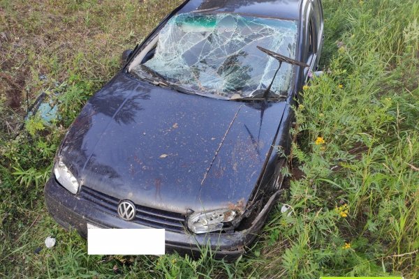 Под Ухтой водитель на Volkswagen вылетел с трассы и попал в больницу