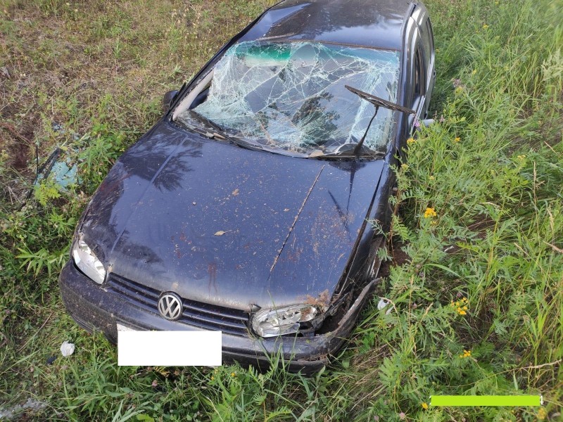 Под Ухтой водитель на Volkswagen вылетел с трассы и попал в больницу