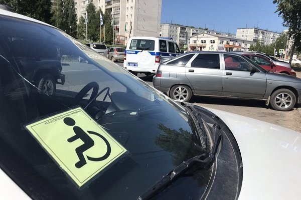 В Сыктывкаре автоинспекторы и общественники напомнили правила парковки в местах для людей с ограниченными возможностями здоровья