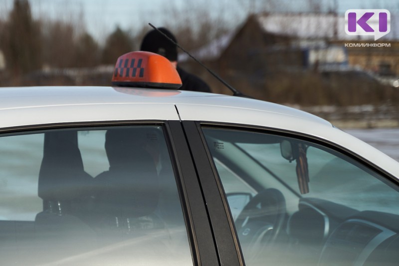 В Сыктывкаре пассажир ударил таксиста камнем по голове 