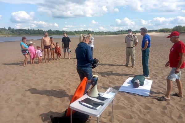 На эжвинском пляже спасатели продемонстрировали приемы спасения утопающих 